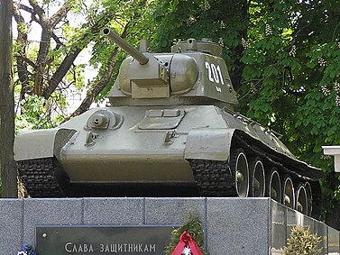Танк ОТ-34, одним из первых ворвавшийся в Симферополь