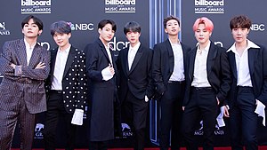 BTS на красной дорожке Billboard Music Awards, май 2019 года Слева направо: Ви, Сюга, Джонгук, Чин, RM, Чимин и Джей-Хоуп