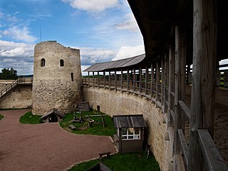 Внутренний двор Изборской крепости, башня Луковка и боевой ход