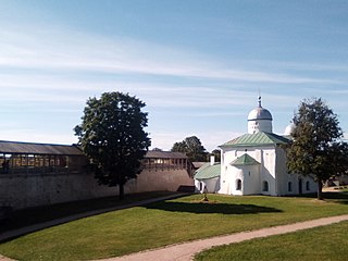 Никольский храм в крепости Изборск (вид с крепостной стены)