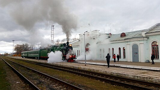 Паровоз Су-250-74 с пригородным поездом №6698 отправляется со станции Осташков