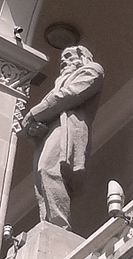 Статуя на фронтоне лоджии здания Азербайджанской республиканской библиотеки имени М. Ф. Ахундова