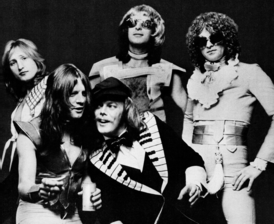 Mott the Hoople в 1974 году. (Слева направо: Дейл Гриффин  (англ.) (рус., Лютер Грозвенор  (англ.) (рус., Морган Фишер  (англ.) (рус. (фронт), Пит Оверенд Уоттс  (англ.) (рус., Ян Хантер)