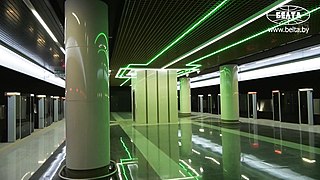 Центральная часть станции с зелёным освещением