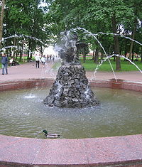 «Мальчик с лебедем» (фонтан включен)