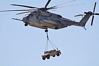 CH-53E Super Stallion перевозит HMMWV на внешней подвеске