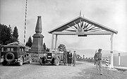 Перевал Верецкей, мемориальный обелиск «Тысячелетие» (снесён в 1950 году) и польские «Ворота победы», 1939 год.