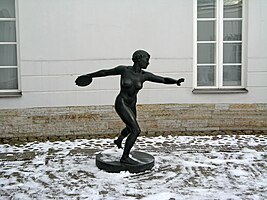 Метательница диска, статуя во дворе