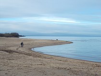 Песчаный пляж на северном берегу