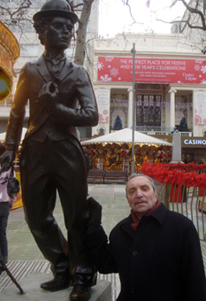 Гордон возле бронзового Чарли Чаплина в центре Лондона, 2007