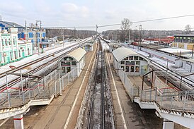 Вид на станцию, платформы и турникетные павильоны станции, вид в сторону Москвы, 2021 год