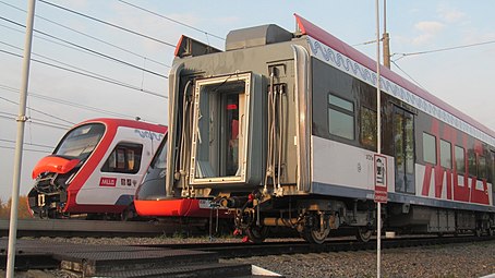 Торцевая часть вагона ЭГ2Тв-030 с открытым переходом