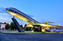 Самолёт-памятник Ил-62 возле терминала «B»