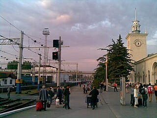 Вид в сторону северной горловины. Часовая башня вокзала, пешеходный мост