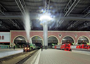 Справа-налево: пригородные электропоезда, музейный поезд с паровозом П36 и поезд дальнего следования у платформ