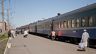 Вагоны поезда Москва — Воркута на пассажирской платформе.