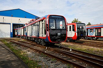 Поезд-предшественник «Москвы-2024» — «Москва-2020»; рядом — поезд «Балтиец» Петербургского метрополитена, дизайн лобовой части (т. н. «маски») которого послужил основой для переда «Москвы-2024»[6]