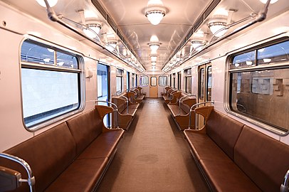 Пассажирский салон с оригинальными плафонами и отделкой сидений