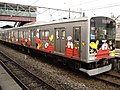 Вагон поезда на линии Сэнсэки, разрисованный персонажами манги Исиномори Ganbare!! Robocon  (англ.) (рус.