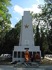 Вечный огонь в день памяти и скорби 22 июня 2013 года у мемориала на самой большой братской могиле времен ВОВ на старом кладбище в Таганроге.