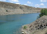 Один из заброшенных карьеров, заполненный водой