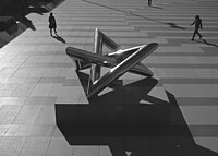 2х3 ТГ, скульптура en:José María Cruz Novillo, en:Plaza de Pablo Ruiz Picasso, 1989, Мадрид