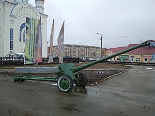 85-мм дивизионная пушка Д-44 у памятника войнам погибшим в Великой Отечественной войне