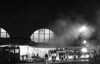 Пожарные тушат пожар на станции 18 ноября 1987 года