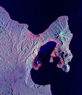 Радиолокационное изображение кальдеры Рабаул из космоса. В центре Вулкан, справа два вулкана — Рабаланакайя (верхний) и Тавурвур (нижний)