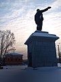 Памятник В. И. Ленину на площади Труда (Миасс). Слева — «Дворец Михайловский» (восточный фасад)
