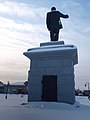 Памятник В. И. Ленину на площади Труда (Миасс). Вид сзади. Дверь — вход на бывшую трибуну