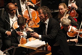 Франц Вельзер-Мёст дирижирует Кливлендским оркестром, 2008 год