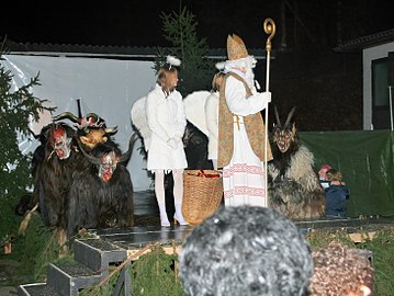 Св. Николай c ангелами и группой Крампусов. Австрия