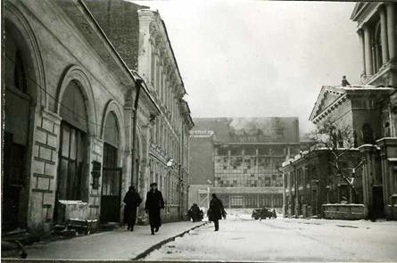 Вид здания в 1940-х годах после разрушений от боевых действий. Справа видна Александровская колокольня Успенского собора