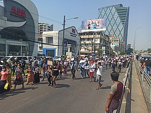 Протестующие в Янгоне идут шествием к пагоде Суле