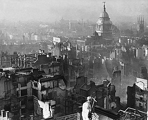 Вид с крыши Собора Святого Павла на Олд-Бейли, окружённый дымом и разрушенными домами, после воздушного налёта в декабре 1940 года.
