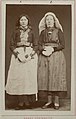 Крестьянки из сотни Харьягер (Сконе): незамужняя и замужняя, фотография из коллекции Музея северных стран