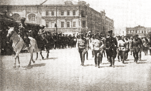 Парад ВСЮР на Александровской площади 3 июля 1919 года, на заднем плане — здание гостиницы «Столичные номера»