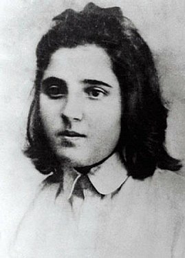 15-летняя Надежда Аллилуева, 1917 год. В этом же году начались их отношения со Сталиным