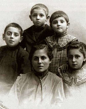 Ольга Аллилуева (Федотенко) с детьми (слева направо): Павлом, Фёдором, Надеждой и Анной. 1905 год