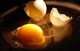 Разбитое яйцо с вытекшим белком и желтком