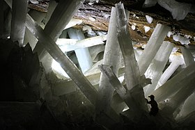 Исследователь в Пещере кристаллов, г. Найка