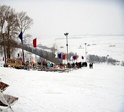 Слаломный спуск, вид с площадки. На дальнем плане — Новый мост через Вятку.