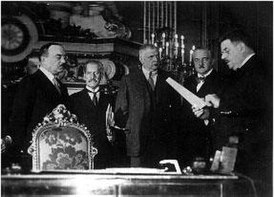 Полпред СССР во Франции В. С. Довгалевский зачитывает текст пакта в присутствии премьер министра Франции Э. Эррио