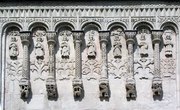 Аркатурно-колончатый пояс фасада Дмитриевского собора во Владимире. 1194—1197