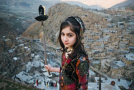 Курдянка во время подготовки к Наврузу в Палангане, Иранский Курдистан