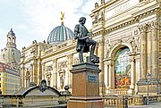 Памятник Готтфриду Земперу перед Академией