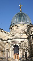 Купол Главного здания академии, получивший за свою форму ироничное прозвание «соковыжималка для лимонов» (нем. Zitronenpresse). Под этим куполом расположен выставочный зал академии "Октогон".