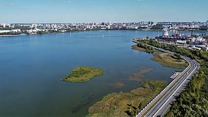 Сплавина, зафиксированная сваями около Южной набережной