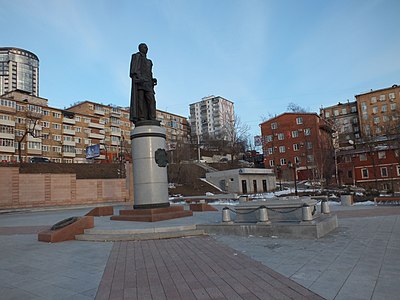 Памятник и могила Муравьёва-Амурского во Владивостоке